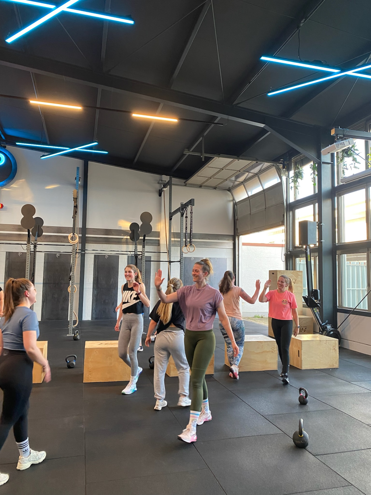 Teilnehmerinnen klatschen sich nach dem Workout ab