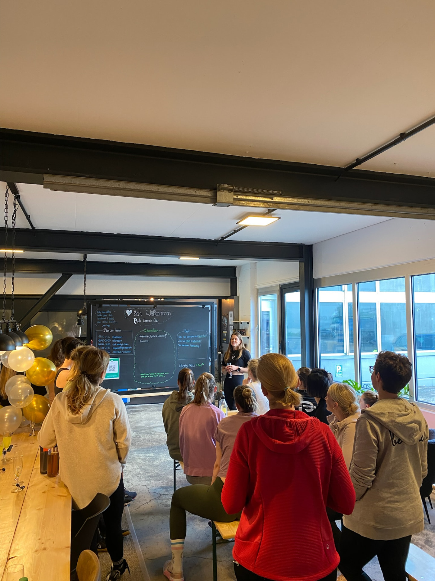 Begrüßung und Impulsvortrag vor der Gruppe im Community-Raum