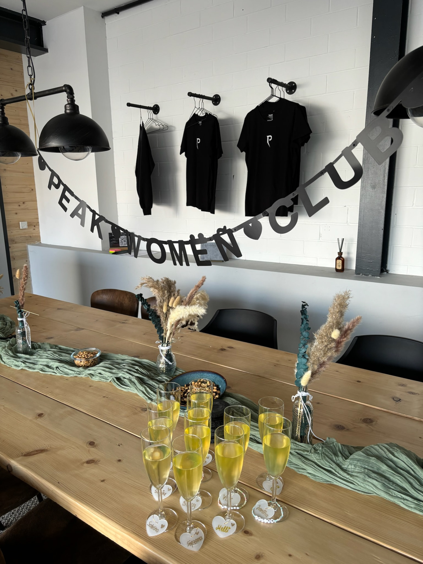 Gedeckter Tisch mit Peak Women's Club Girlande und Gläsern