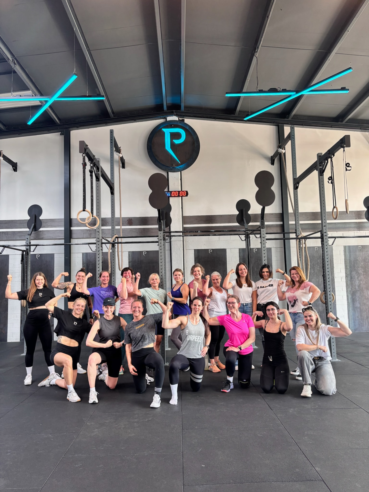 Gruppenbild der Teilnehmerinnen eines Peak Women's Club Events in der CrossFit Box