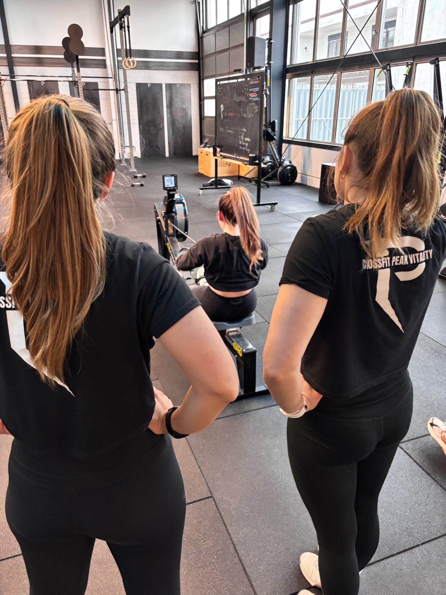 Zwei Coaches begleiten eine Teilnehmerin beim Rudern
