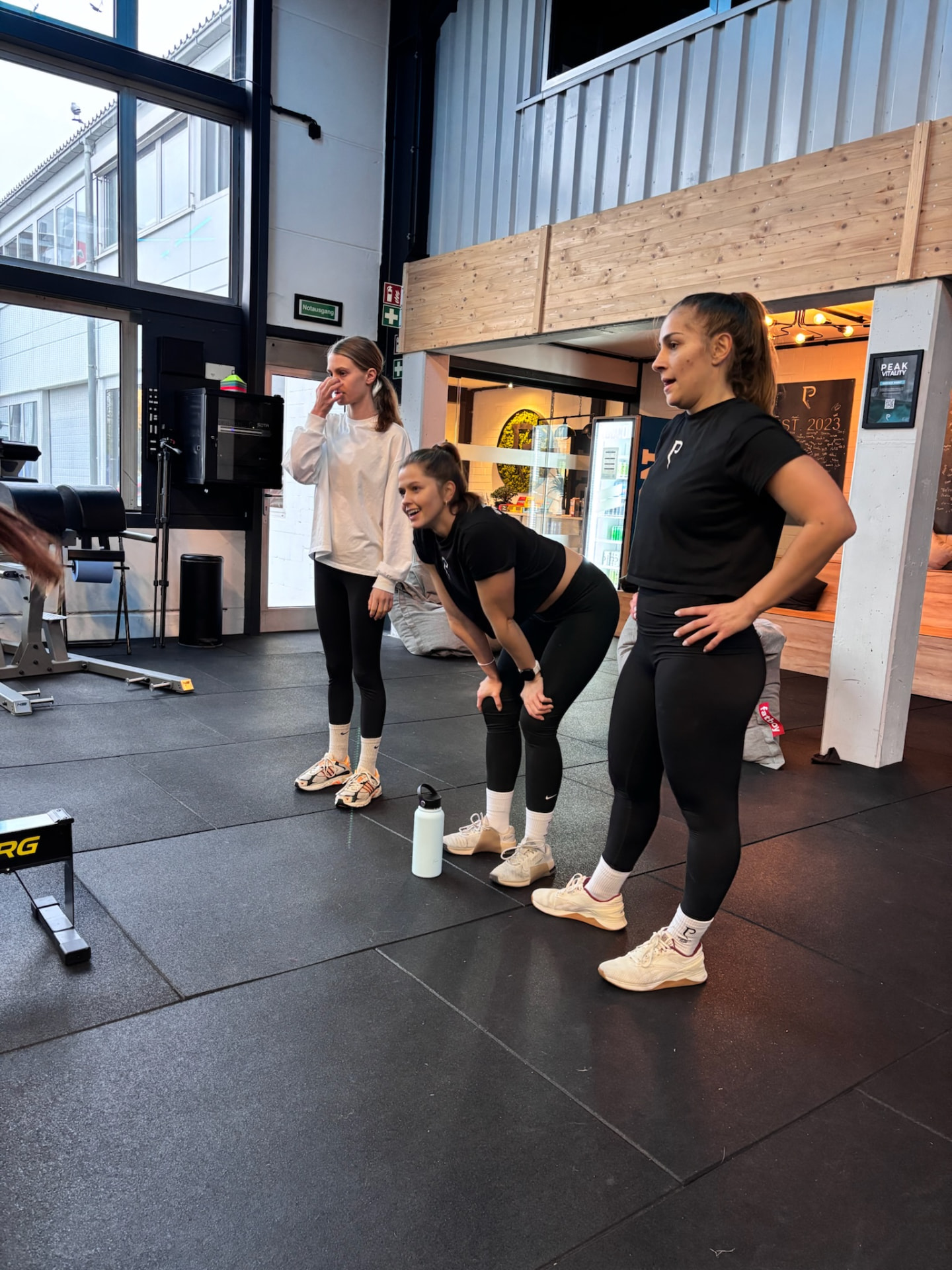 Teilnehmerinnen feuern sich während des Workouts gegenseitig an
