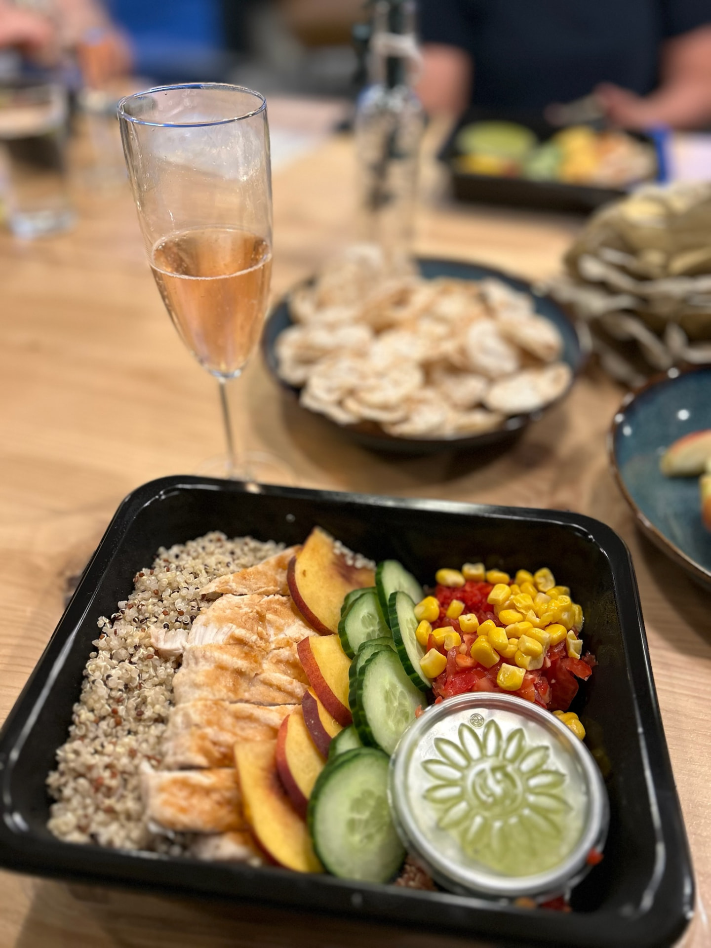 Gesunde Bowl mit Lachs, Quinoa und Gemüse beim gemeinsamen Essen