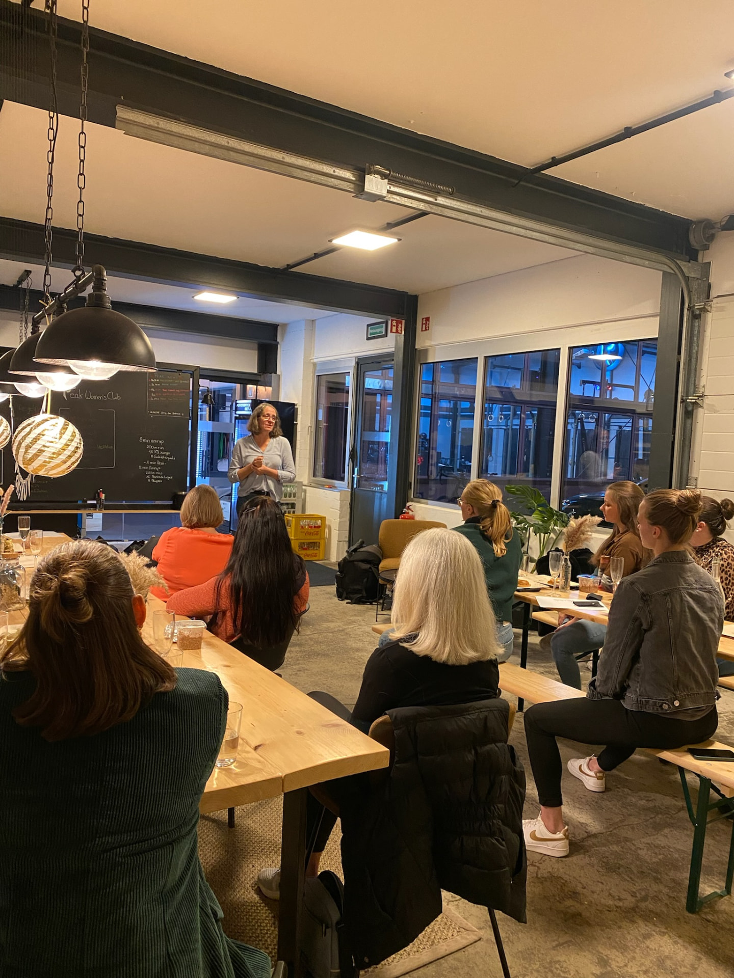 Abendlicher Impulsvortrag im Community-Raum des Peak Women's Club