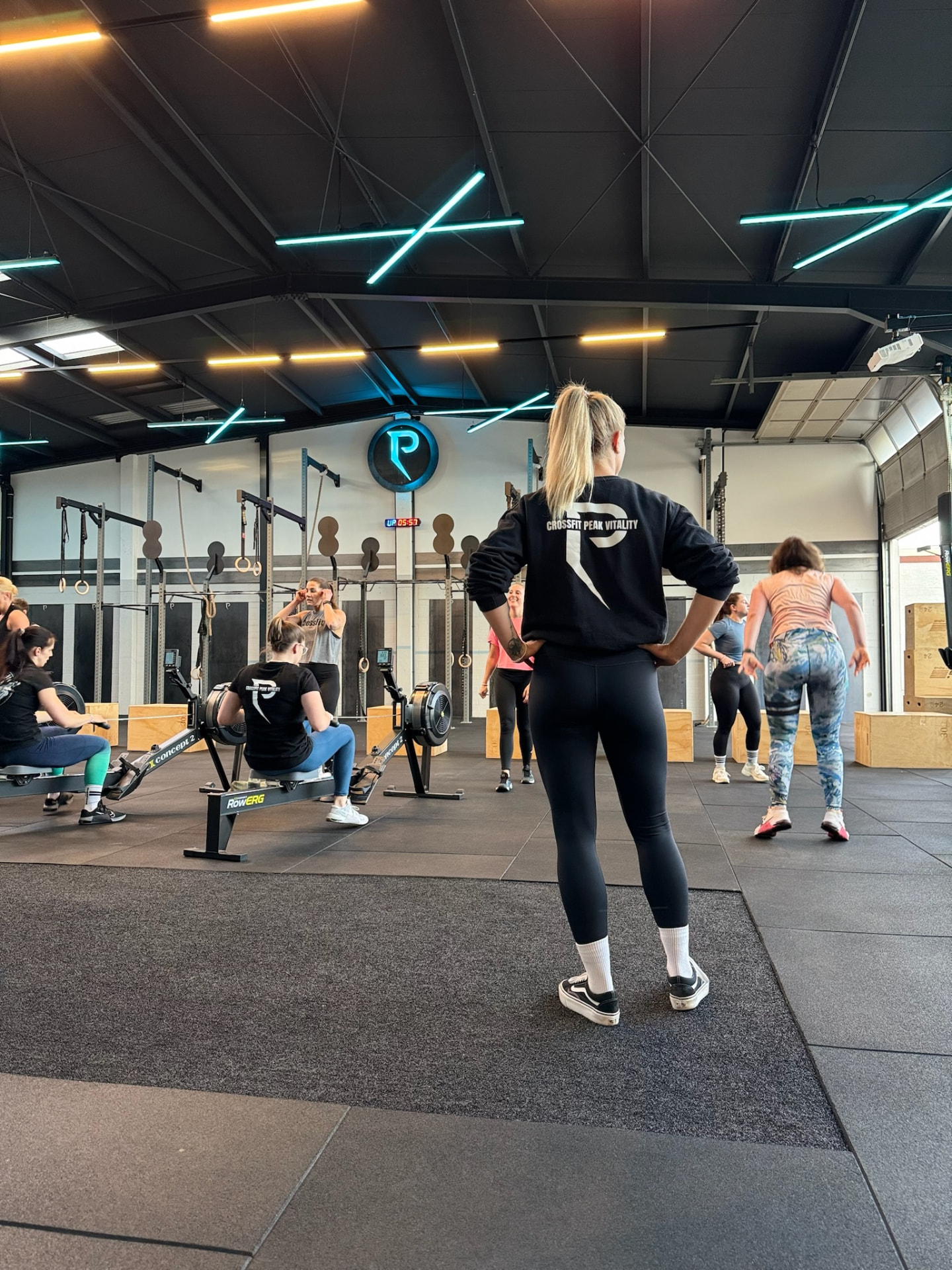 Frauen beim Workout an den Ruderergometern in der CrossFit Box